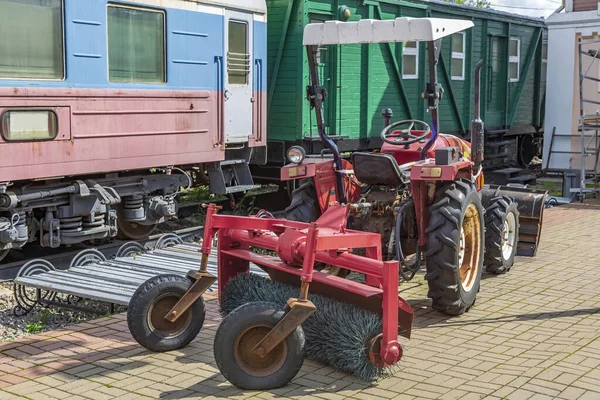 Petit Tracteur Mobile Avec Seau Pour Aménagement Paysager Des Rues Photos De Stock Libres De Droits