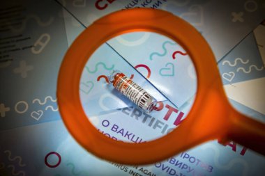 Moskova, Rusya - 27 Ağustos 2021 COVID-19 aşısı. Anti-koronavirüs ajanı Sputnik-V Kas içi enjeksiyon için çözüm. Rusça yazıtlar