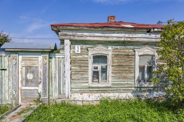 Kolomna, Rusya - 29 Ağustos 2021: 12. yüzyılda antik bir Rus şehrindeki eski bir binanın dışı