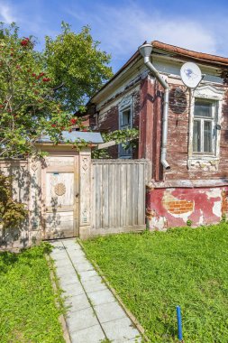 Kolomna, Rusya - 29 Ağustos 2021: 12. yüzyılda antik bir Rus şehrindeki eski bir binanın dışı