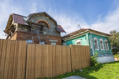 Kolomna, Rusya - 29 Ağustos 2021: 12. yüzyılda antik bir Rus şehrindeki eski bir binanın dışı