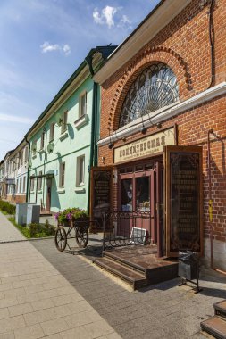 Kolomna, Rusya - 29 Ağustos 2021: 12. yüzyılda antik bir Rus şehrindeki eski bir binanın dışı