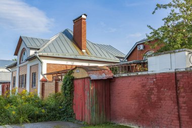 Kolomna, Rusya - 29 Ağustos 2021: 12. yüzyılda antik bir Rus şehrindeki eski bir binanın dışı