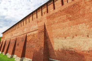 Kolomna, Rusya - 29 Ağustos 2021: Antik Kremlin 'in ayakta kalan tuğla duvarının bir parçası. 16. yüzyılda yapılmış.