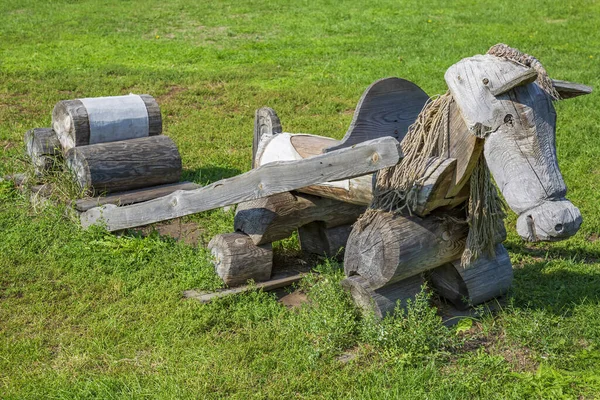 夏日阳光明媚的城市公园里的一张木制的娱乐长椅 — 图库照片
