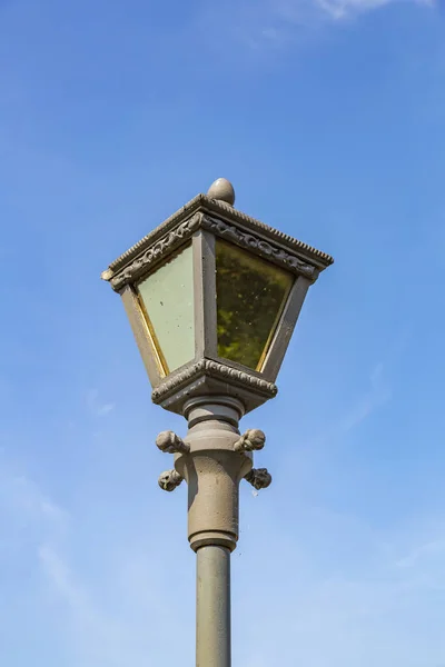 昼間の公園内にある古鉄灯籠 — ストック写真