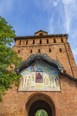 Kolomna, Rusya - 29 Ağustos 2021: tuğla Pyatnitsky kapısının bir kısmı. Antik şehrin ana girişi. 1531 'de inşa edilmiş.