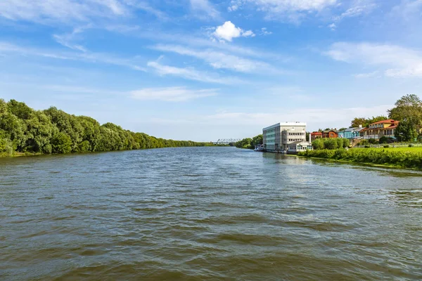 Paisagem Fluvial Com Árvores Verdes Brilhantes Dia Ensolarado Verão Imagem De Stock