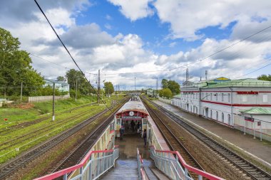 Mozhaisk, Rusya - 4 Eylül 2021: Sonbahar gününde şehir istasyonunun demiryolu platformu