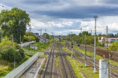 Mozhaisk, Rusya - 4 Eylül 2021: Sonbahar gününde şehir istasyonunun demiryolu platformu