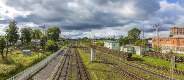 Mozhaisk, Rusya - 4 Eylül 2021: Sonbahar gününde şehir istasyonunun demiryolu platformu