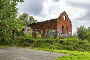 Mozhaysk, Rusya - 4 Eylül 2021: Riviera şehir parkında eski bir tuğla su pompalama istasyonu yıkıldı. 1870 'te inşa edilmiş.