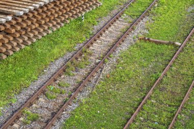 Tren istasyonunda tren yolu bir parçası. Raylar, traversler çakıl