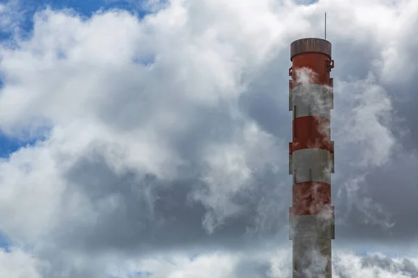 Bulutlu Arka Planda Endüstriyel Fabrikanın Çizgili Metal Borusu — Stok fotoğraf