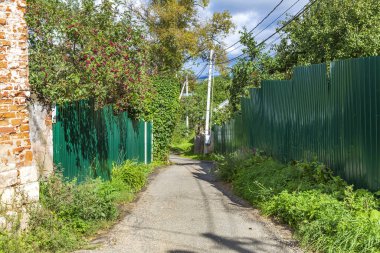 Avrupa kırsalında gündüz vakti otantik dar asfalt yol