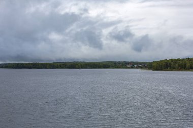 Sonbaharın başlarında yeşil ağaçlı manzaralı nehir manzarası