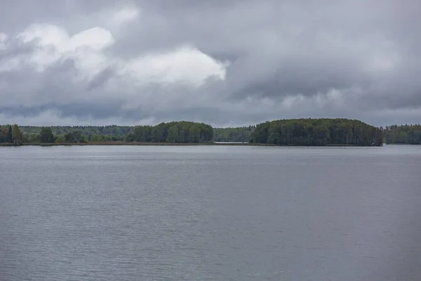 Natursköna Älvlandskap Med Gröna Träd Tidigt Hösten — Stockfoto