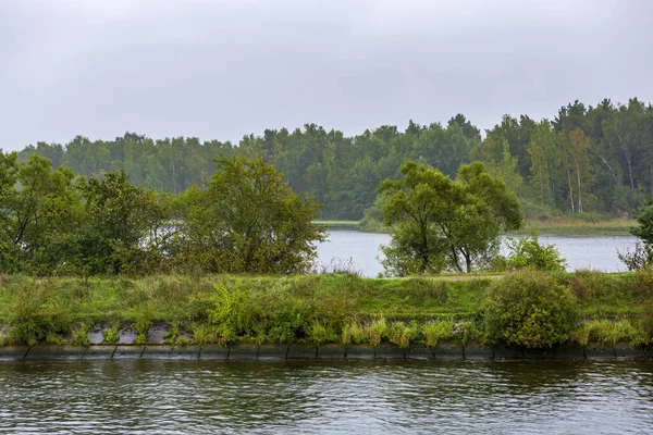 Pemandangan Sungai Yang Indah Dengan Pohon Hijau Awal Musim Gugur — Stok Foto