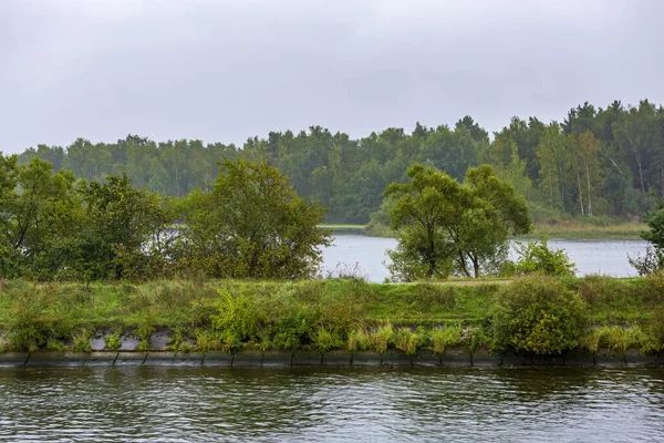 Natursköna Älvlandskap Med Gröna Träd Tidigt Hösten — Stockfoto