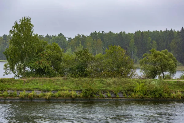 Natursköna Älvlandskap Med Gröna Träd Tidigt Hösten — Stockfoto