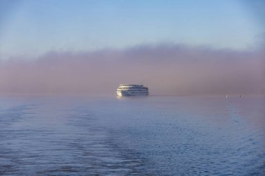 Moskova bölgesi, Rusya - 10 Eylül 2021: Beyaz dört güverteli Mikhail Bulgakov nehir gezisinde. 1979 'da Almanya' da inşa edildi.