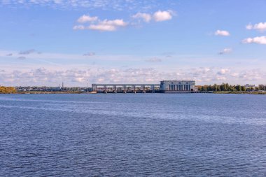 Uglich, Rusya - 11 Eylül 2021: Güneşli bir günde Yaroslavl bölgesindeki Volga nehri üzerindeki hidroelektrik santrali. 1940 'ta fırlatıldı. Kültür Mirası Bölgesi