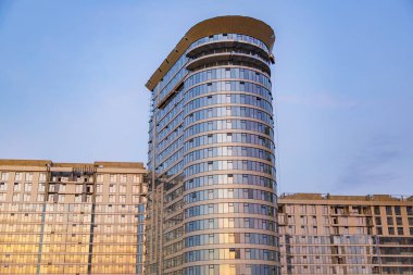 Moskova bölgesi - 12 Eylül 2021: Başkent civarındaki modern yüksek binalar