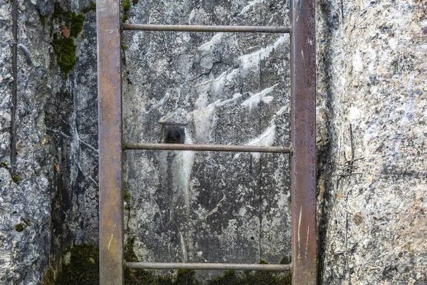 Escadaria Metal Feita Vergalhões Enferrujados Contra Fundo Parede Concreto Rachado — Fotografia de Stock