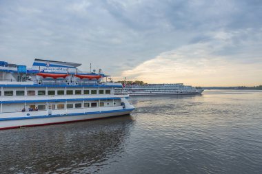 Uglich, Rusya - 11 Eylül 2021: Beyaz dört güverteli gemi Georgy Zhukov bir nehir gezisinde. 1982 'de Çekoslovakya' da inşa edilmiş.