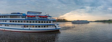 Uglich, Rusya - 11 Eylül 2021: Beyaz dört güverteli gemi Georgy Zhukov bir nehir gezisinde. 1982 'de Çekoslovakya' da inşa edilmiş.