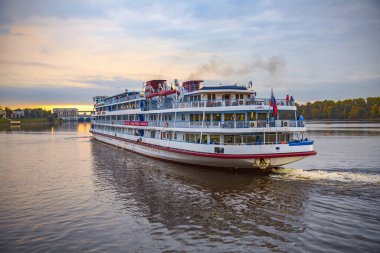 Uglich, Rusya - 11 Eylül 2021: Beyaz dört güverteli gemi Georgy Zhukov bir nehir gezisinde. 1982 'de Çekoslovakya' da inşa edilmiş.