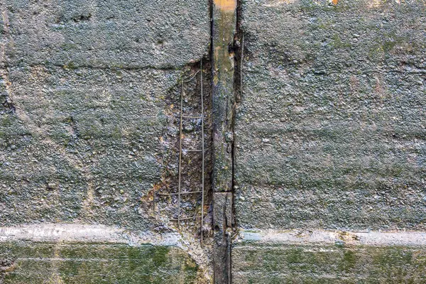 傷や亀裂と灰色のコンクリート壁のテクスチャ表面 — ストック写真