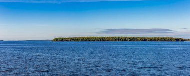 Sonbaharın başlarında yeşil ağaçlı manzaralı nehir manzarası