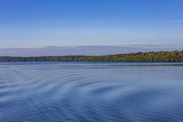 Paisaje Escénico Del Río Con Árboles Verdes Principios Otoño — Foto de Stock