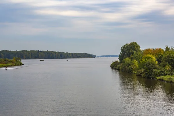 Sonbaharın başlarında yeşil ağaçlı manzaralı nehir manzarası