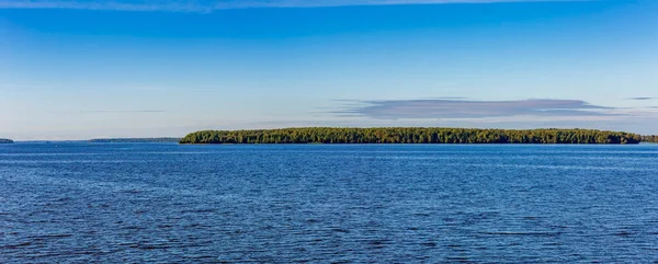 Sonbaharın başlarında yeşil ağaçlı manzaralı nehir manzarası
