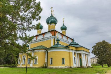 Uglich, Rusya - 11 Eylül 2021: Kurtarıcının Dönüşüm Katedrali 'nin dışı. Mimari anıt 1710 yılında kuruldu.