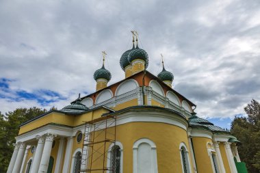 Uglich, Rusya - 11 Eylül 2021: Kurtarıcının Dönüşüm Katedrali 'nin dışı. Mimari anıt 1710 yılında kuruldu.