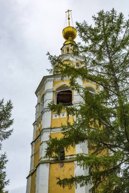 Uglich, Rusya - 11 Eylül 2021: Dönüşüm Katedrali 'nin çan kulesinin dışı. Mimari anıt. 1730 'da yapılmış.