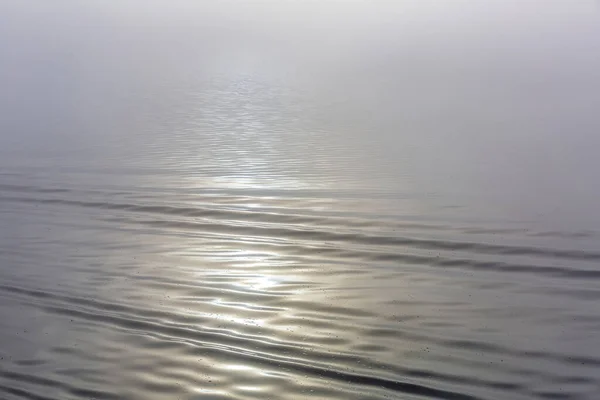 Nuages Brouillard Frais Épais Sur Surface Eau Calme Rivière — Photo