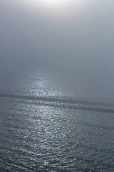 Nuages Brouillard Frais Épais Sur Surface Eau Calme Rivière — Photo
