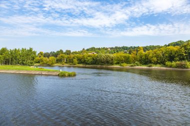 Sonbaharın başlarında yeşil ağaçlı manzaralı nehir manzarası