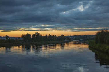 Sonbaharın başlarında yeşil ağaçlı manzaralı nehir manzarası