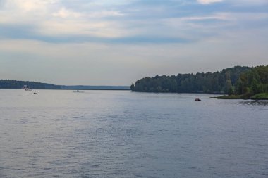 Sonbaharın başlarında yeşil ağaçlı manzaralı nehir manzarası