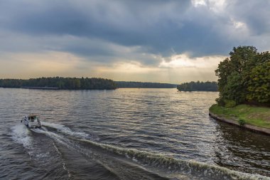 Sonbaharın başlarında yeşil ağaçlı manzaralı nehir manzarası