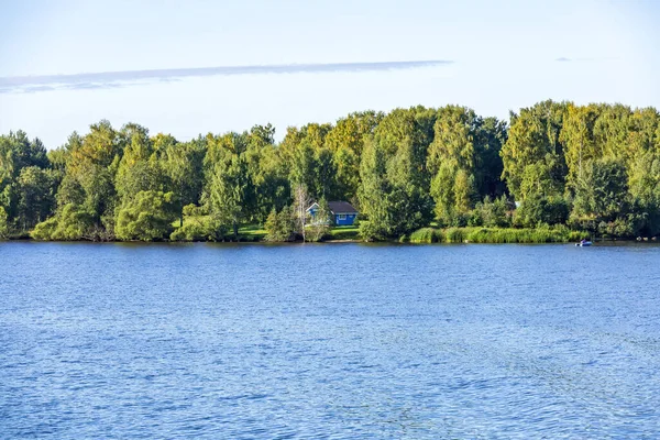 Paisagem Fluvial Panorâmica Com Árvores Verdes Início Outono — Fotografia de Stock