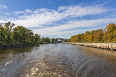 Uglich, Rusya - 11 Eylül 2021: Güneşli bir sonbahar gününde nehir yatağındaki su seviyesini ayarlamak için Volga Nehri 'nin geçidi. 1941 'de yapılmış.