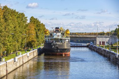 Uglich, Rusya - 11 Eylül 2021: Güneşli bir sonbahar gününde nehir yatağındaki su seviyesini ayarlamak için Volga Nehri 'nin geçidi. 1941 'de yapılmış.