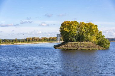 Uglich, Rusya - 11 Eylül 2021: Güneşli bir sonbahar gününde nehir yatağındaki su seviyesini ayarlamak için Volga Nehri 'nin geçidi. 1941 'de yapılmış.