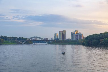 Moskova bölgesi - 12 Eylül 2021: Başkent civarındaki modern yüksek binalar